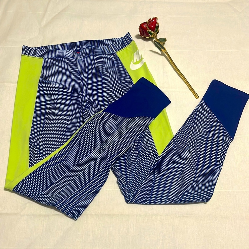 NEW NIKE lifestyle legging